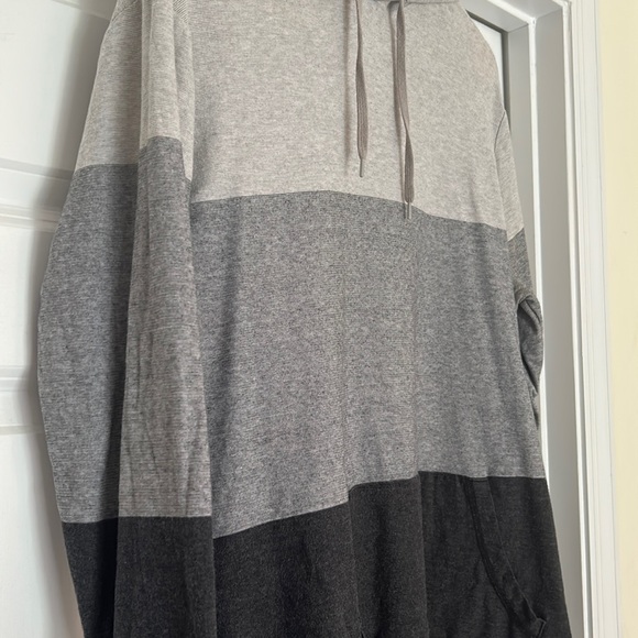 Old Navy Gray Colorblock Long-Sleeved Shirt - Picture 3 of 6